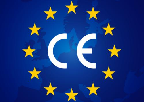 Consultoría en marcado CE, imagen del símbolo CE rodeado por estrellas amarillas sobre un fondo azul con mapa de Europa.