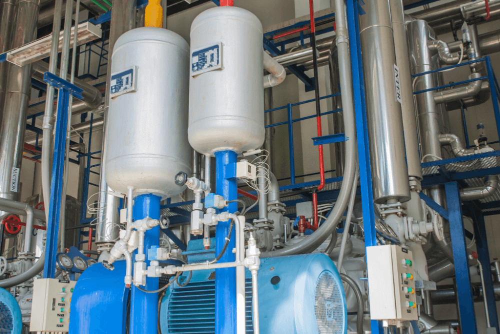Equipo industrial de alta presión sometido a una inspección reglamentaria OCA, asegurando el cumplimiento de normas de seguridad y operatividad en la planta.